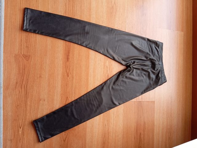 Pantalón de cuero y Nikis de manga larga