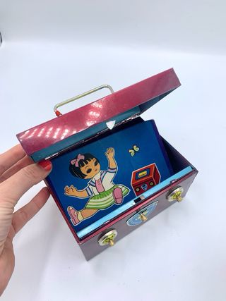 Grazioso salvadanaio vintage in latta