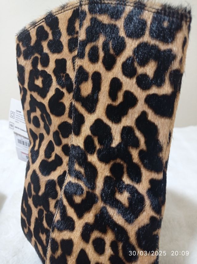 Botines piel con etiquetas 