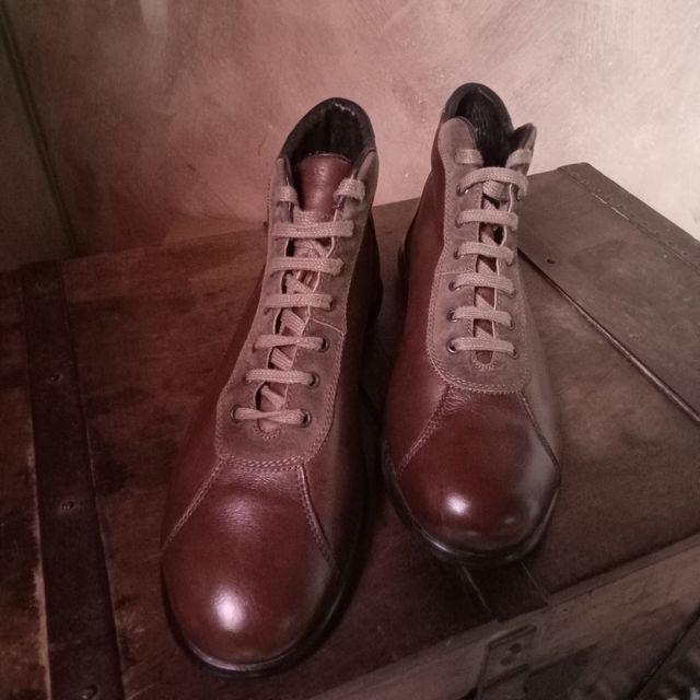 Polacchino Frau in pelle