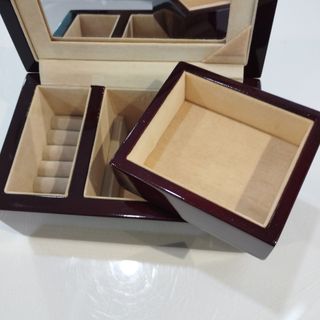 Portagioie in legno e argento.
