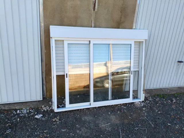 2 ventanas de aluminio con persiana