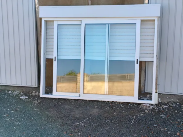 2 ventanas de aluminio con persiana