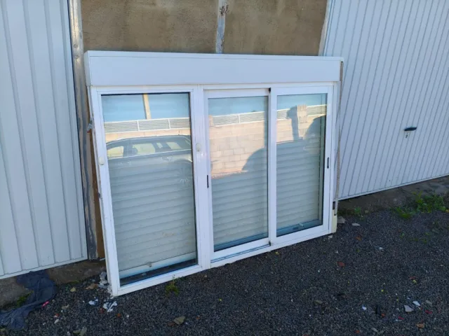 2 ventanas de aluminio con persiana