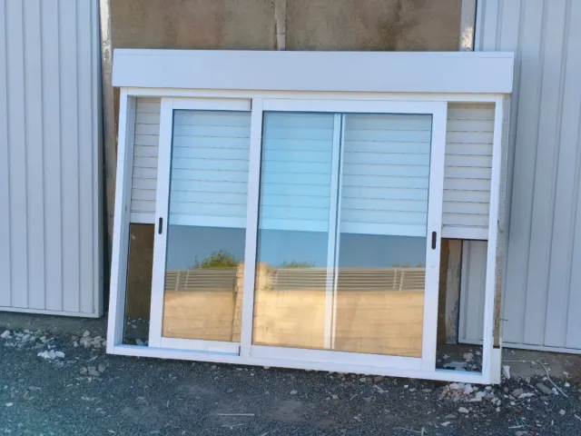 2 ventanas de aluminio con persiana