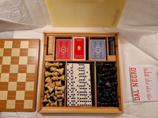Set da gioco Nuovo con scacchi dama carte e domino