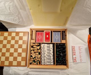 Set da gioco Nuovo con scacchi dama carte e domino