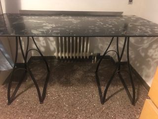 Mesa cristal con soporte de hierro