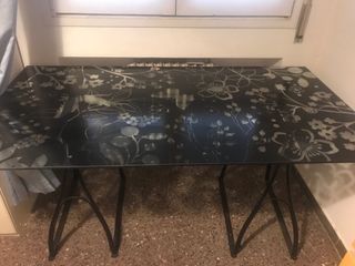 Mesa cristal con soporte de hierro