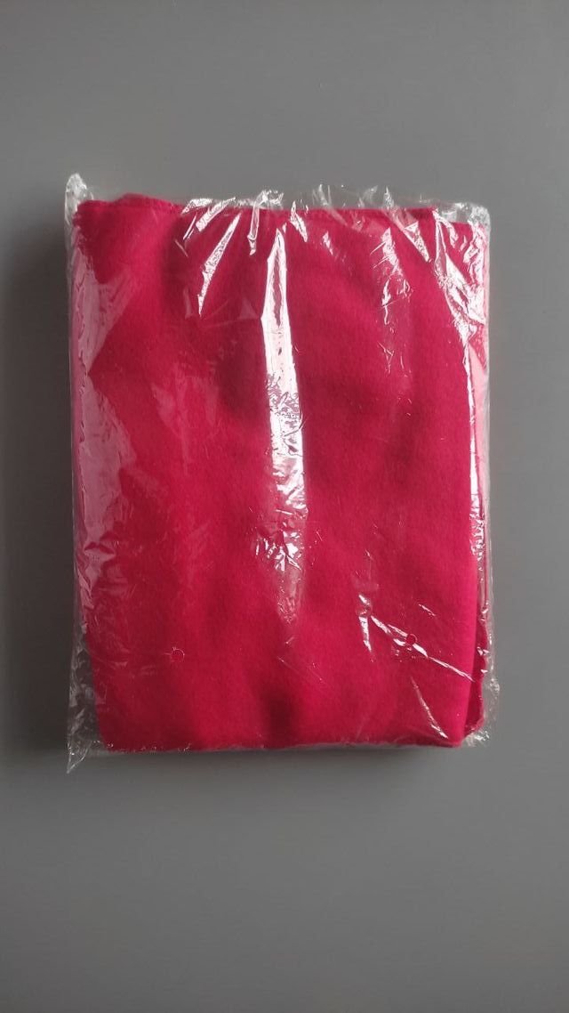 pequeña manta rojiza para viaje sin estrenar