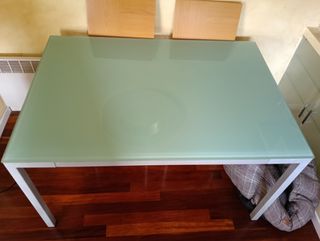 Tavolo in vetro. Regalo 4 sedie.