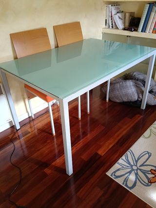 Tavolo in vetro. Regalo 4 sedie.
