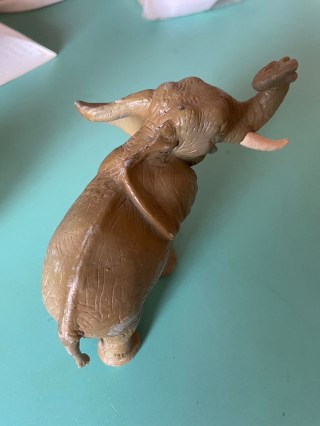 CHIMPANCÉS Y ELEFANTE REALISTAS