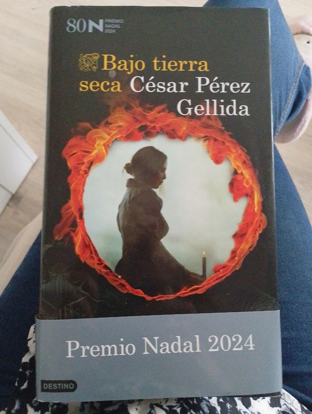 Libro bajo la tierra seca Premio Nadal