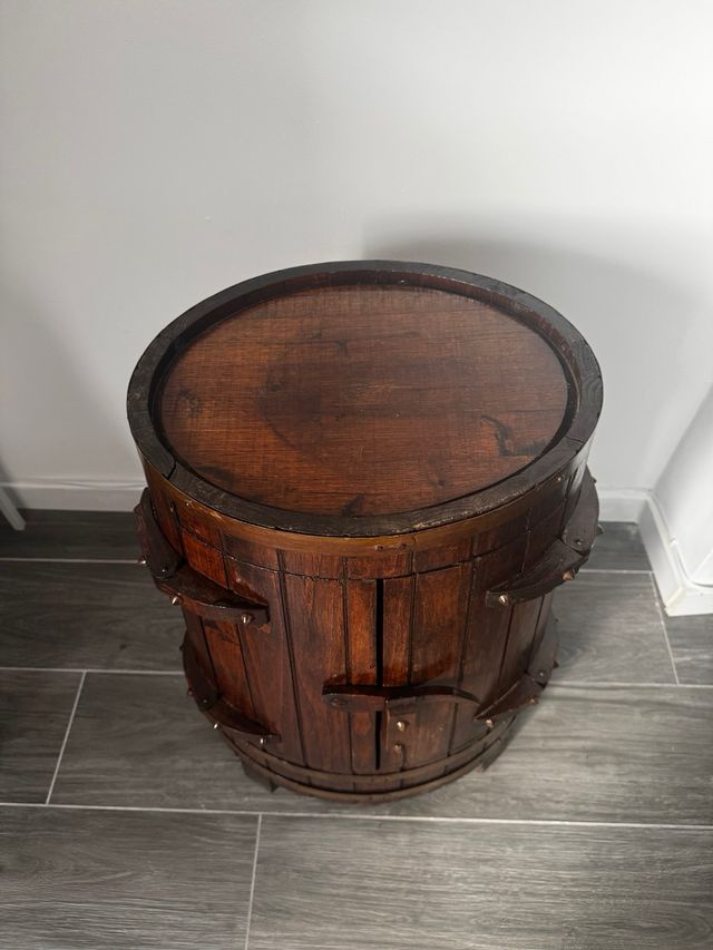 Vecchio portabottiglie a botte