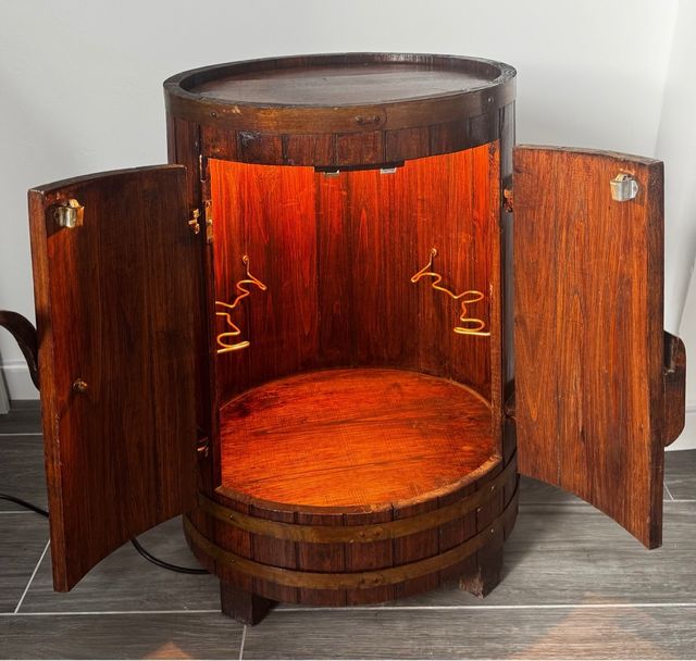 Vecchio portabottiglie a botte