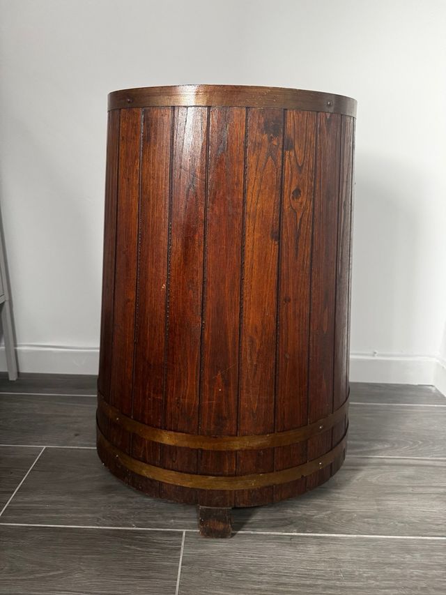 Vecchio portabottiglie a botte