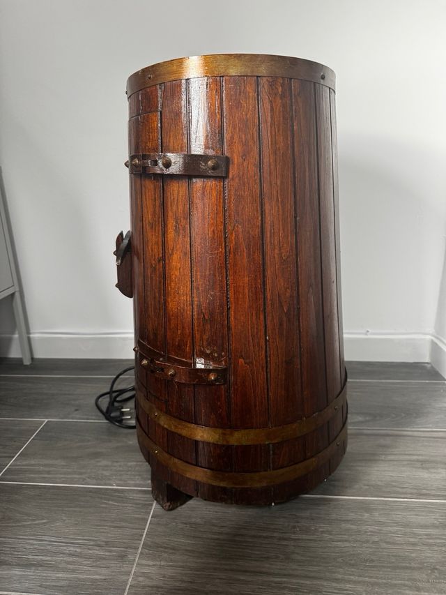 Vecchio portabottiglie a botte