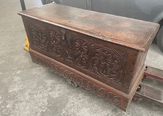 Baul antiguo de madera