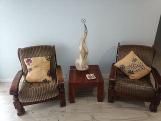 Sillones de madera con mesita 