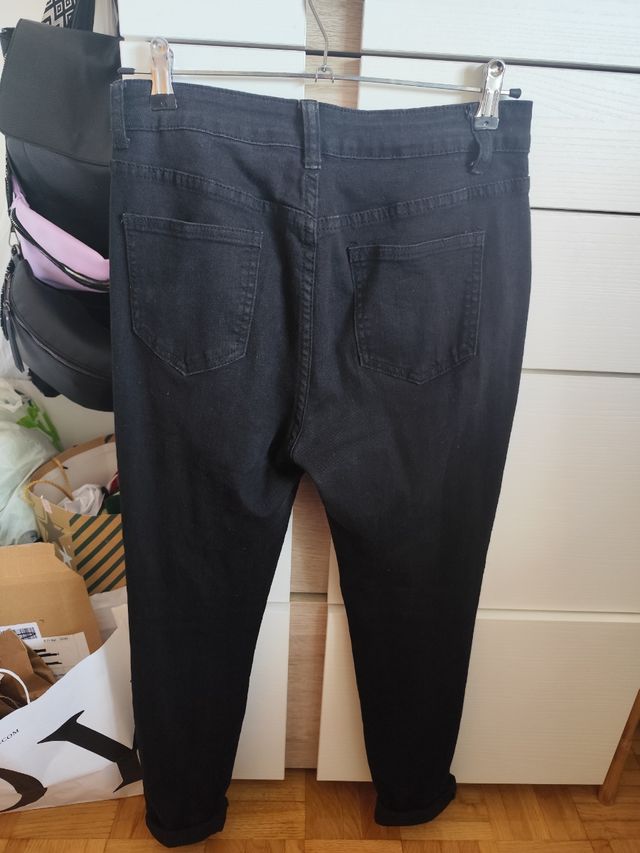 Pantalón con rotos en los muslos