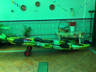 Kayak de pesca en buen estado