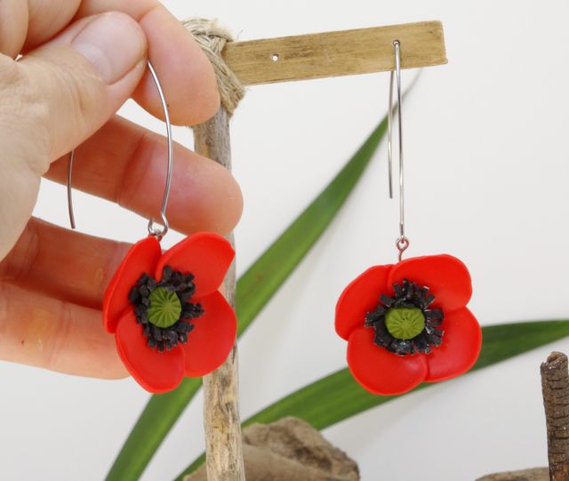 Pendientes de amapola modelados a mano