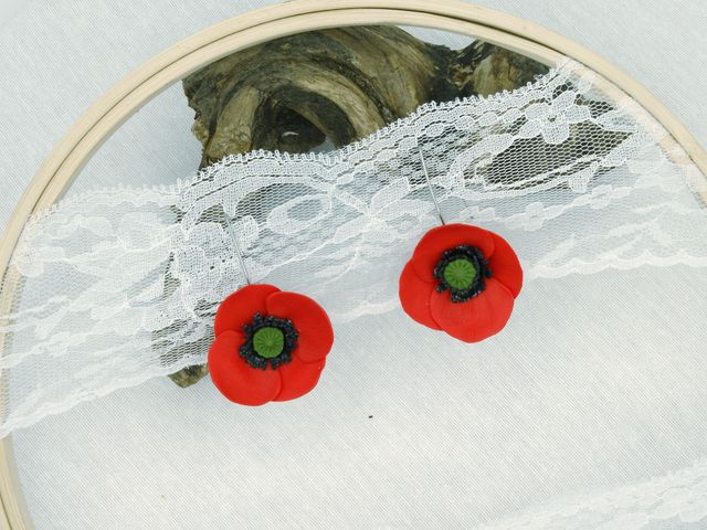 Pendientes de amapola modelados a mano