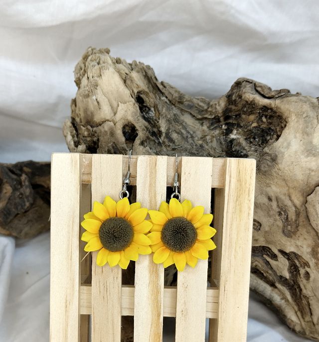 Pendientes de Girasol modelados a mano