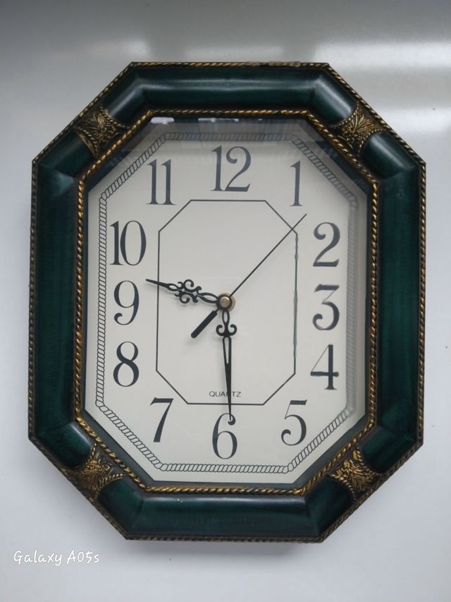 Reloj verde pared