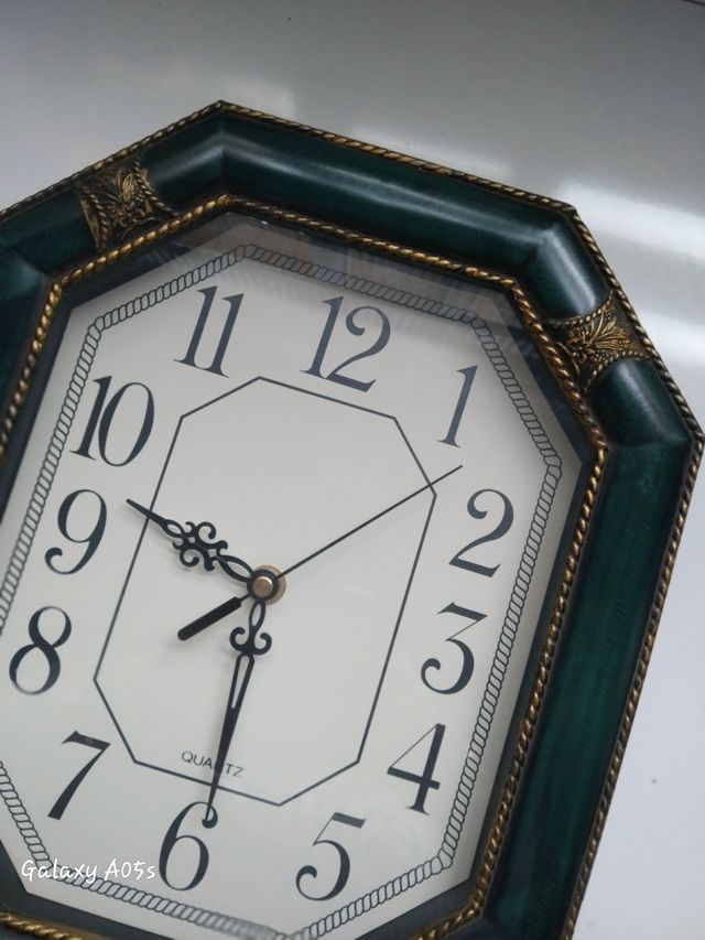 Reloj verde pared