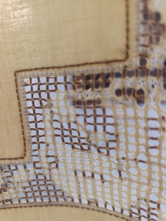 Mantelería bordada lagartera, amarilla