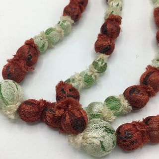  Collana in vetro e pizzo