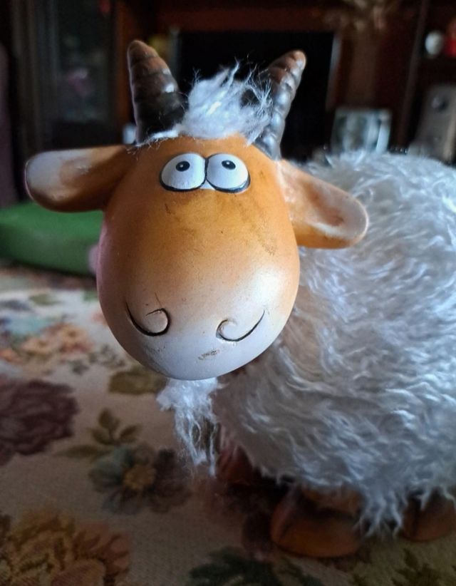 Capra in terracotta e pelo sintetico