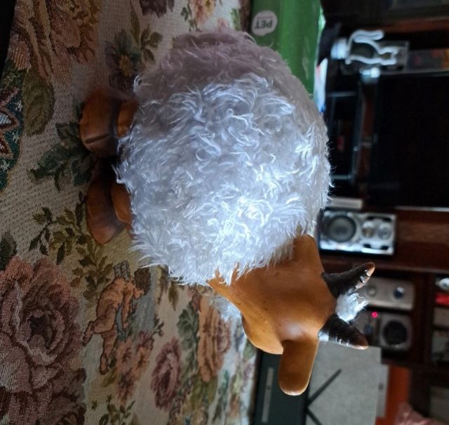 Capra in terracotta e pelo sintetico