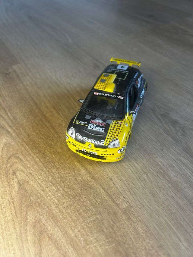 Renault Clio escala 1/32
