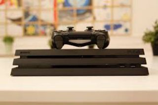 Vendo ps4 pro 1 TB  y 2 mandos 