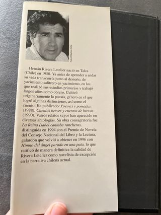 Himno del ángel parado en una pata