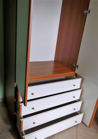 Armadio guardaroba spazioso con cassetti
