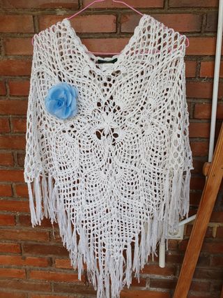 Poncho blanco de ganchillo
