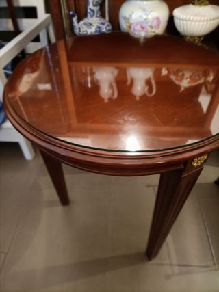 Mesa de salón estilo Tiffany con cristal.