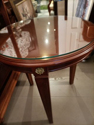 Mesa de salón estilo Tiffany con cristal.