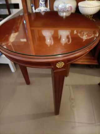 Mesa de salón estilo Tiffany con cristal.
