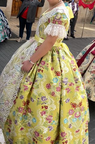 Traje de fallera muy poco uso