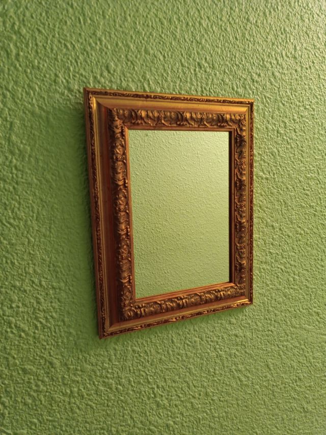 Espejo con marco dorado