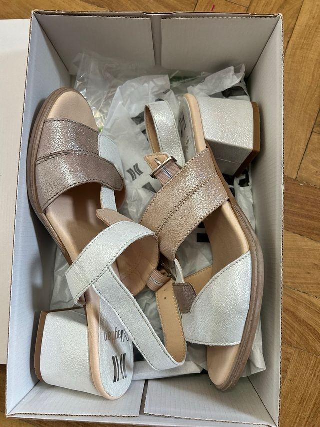 Sandalo elegante con tacco largo