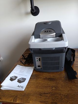 Nevera y calentador termoeléctrico AEG.