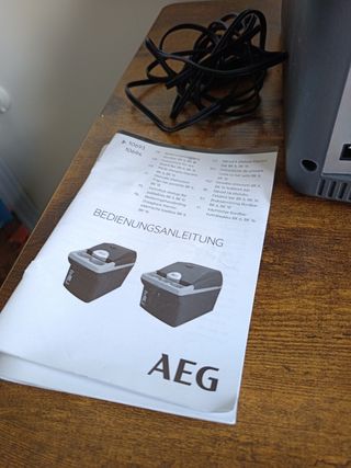 Nevera y calentador termoeléctrico AEG.