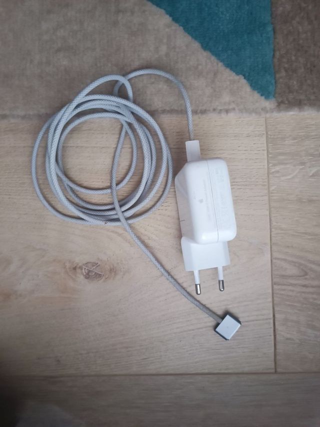 Adaptador 30W + Cable de USB‐C a MagSafe 3 (2 m)