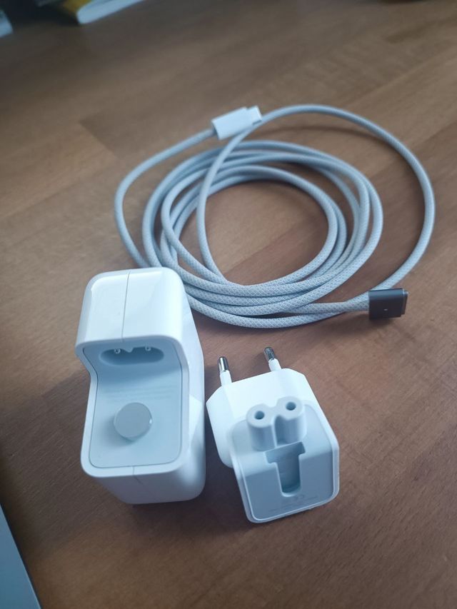 Adaptador 30W + Cable de USB‐C a MagSafe 3 (2 m)